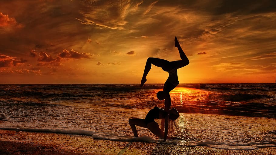 http://linkcuatui.net/uploads/template53/acroyoga-yoga-balance-couple-training-pose.jpg